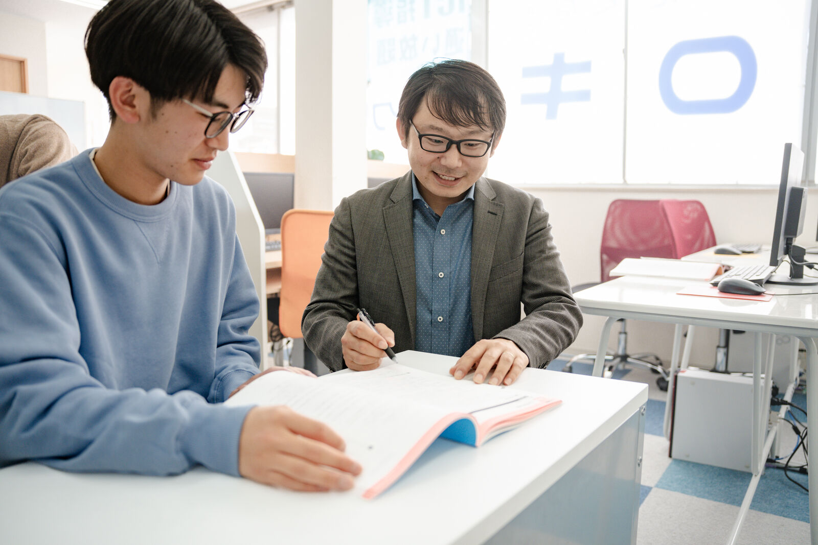 塾長が指導している様子